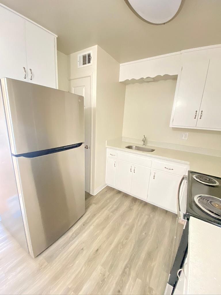 2BR/1BA Apartment on Floribunda Ave · Burlingame photo 3