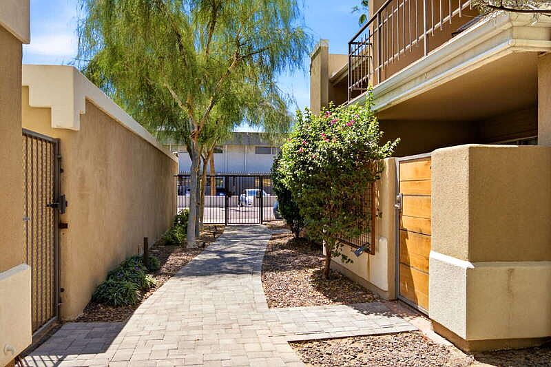 2233 E Highland Ave Phoenix, AZ 85016 photo 2