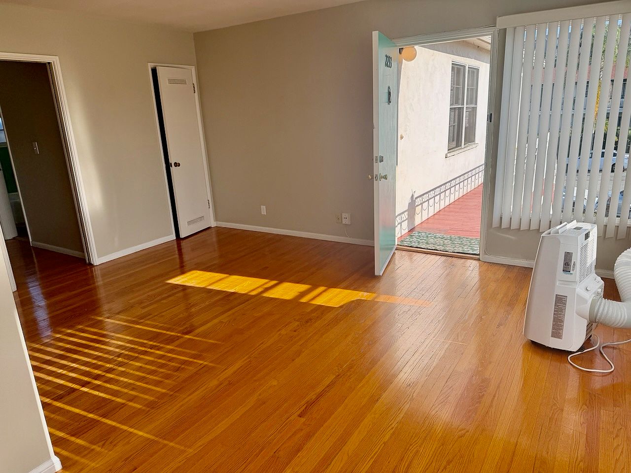 2233 Howard Ave photo 2