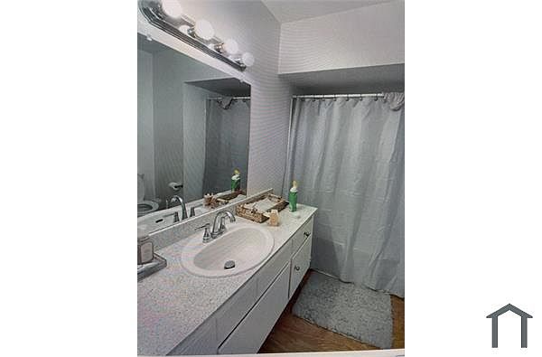 566 Chambers St photo 3