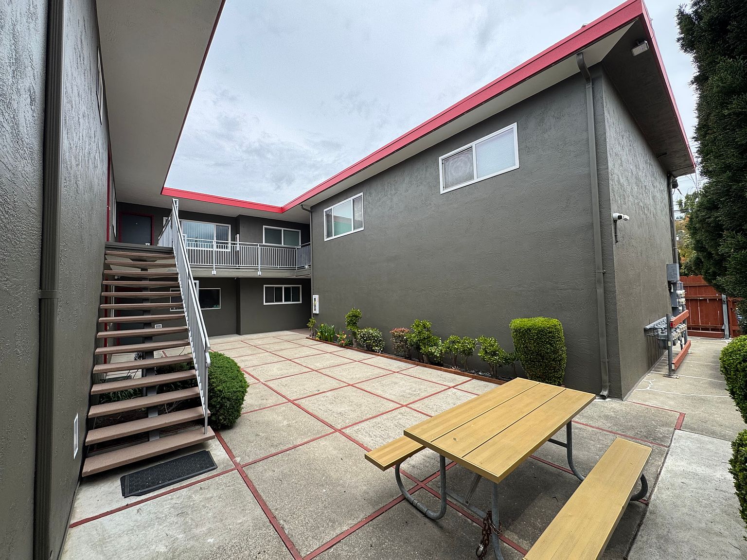 1343 Liberty St photo 2