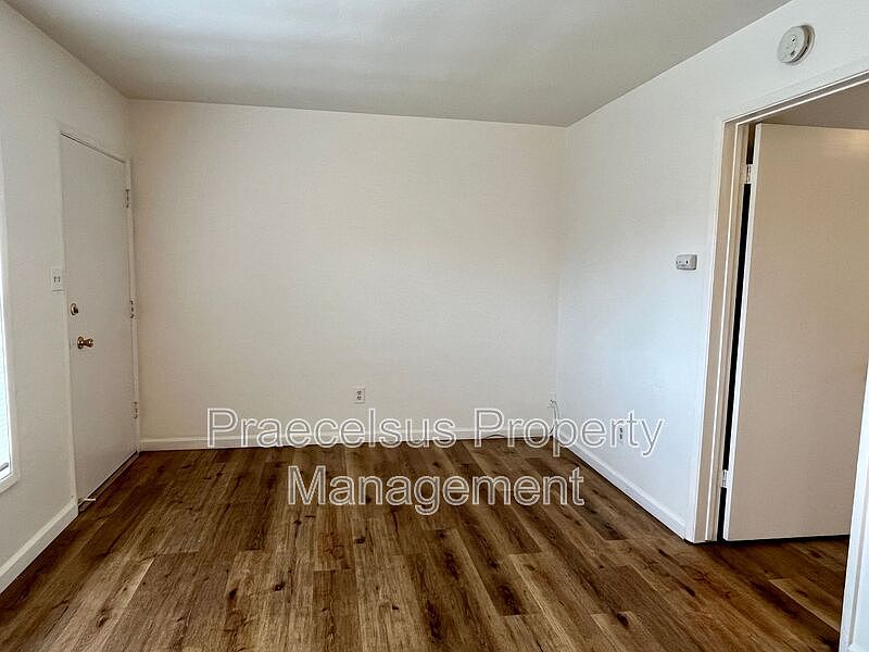 270 Whitney St photo 5