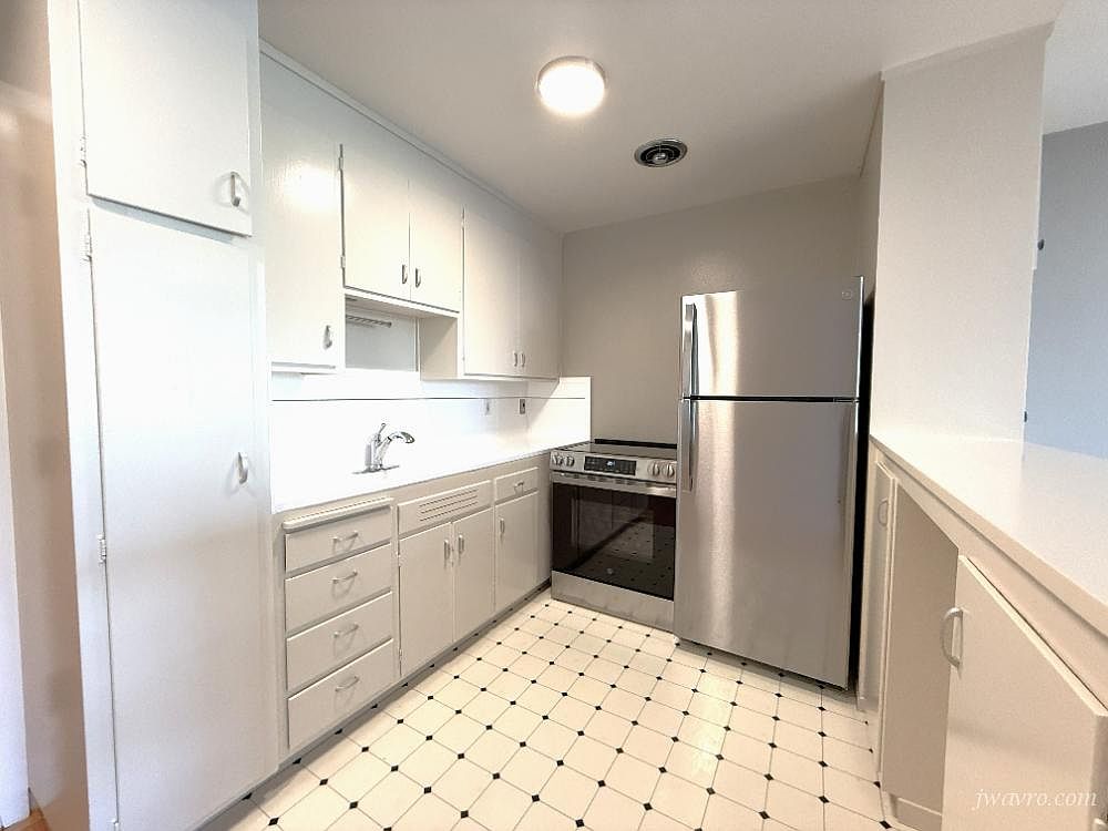 2420 Franklin St photo 3