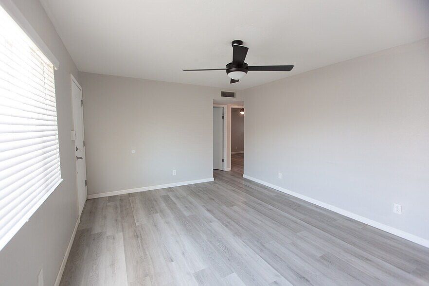 3405 E Pinchot Ave photo 5