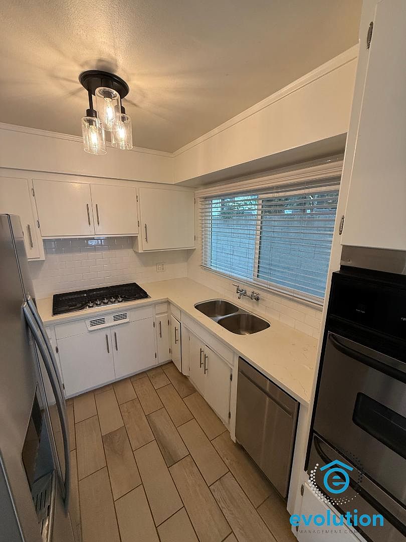 1111 Adella Ave photo 3