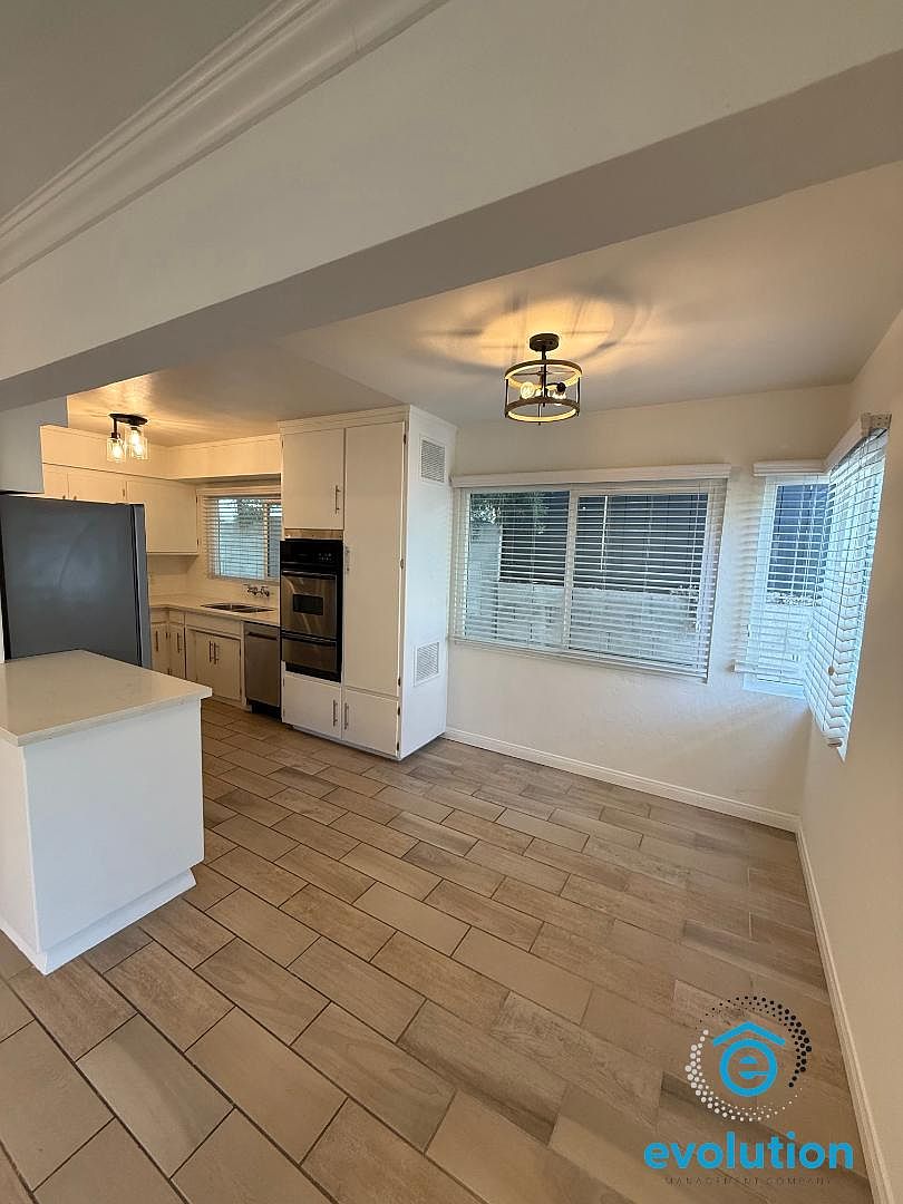 1111 Adella Ave photo 2