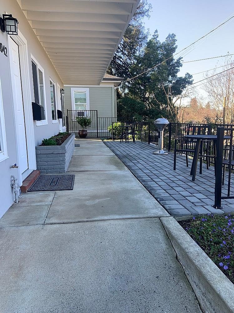 1042 Evans Ave photo 4