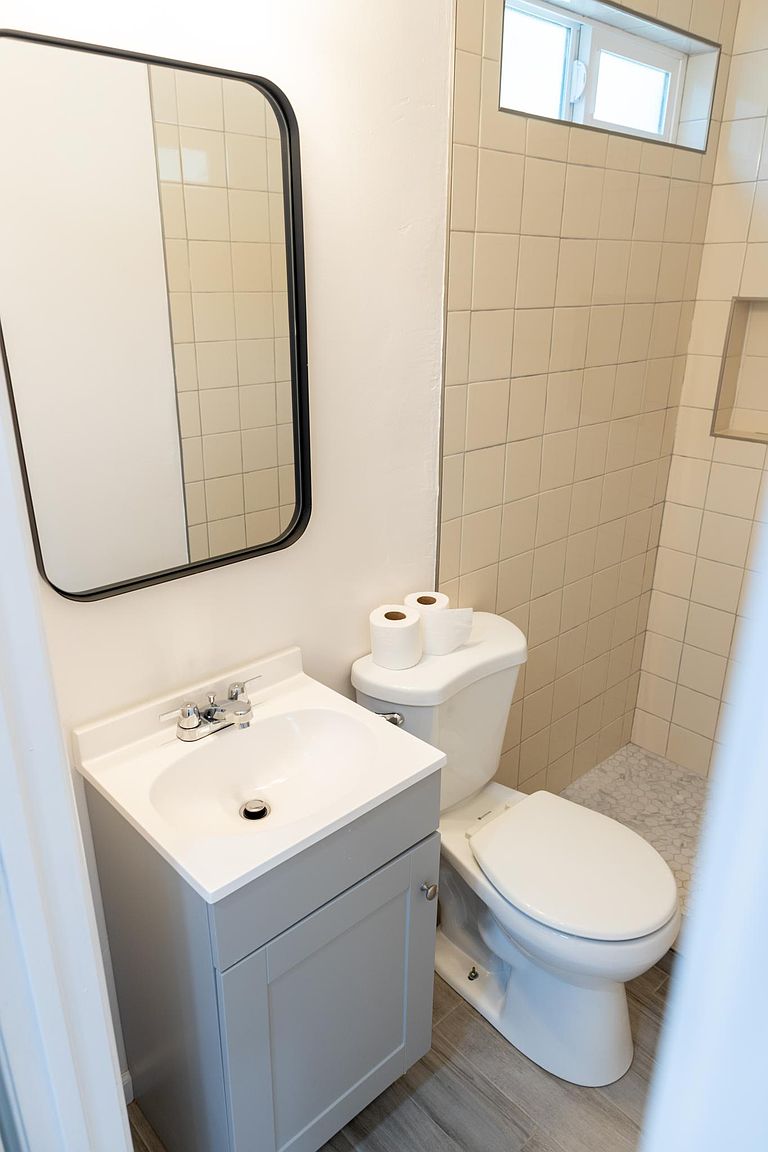 2460 L St photo 4