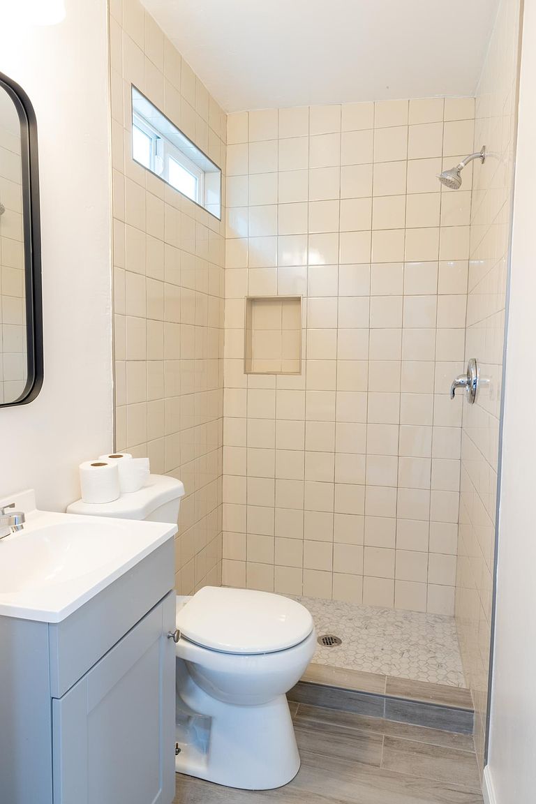 2460 L St photo 5