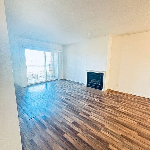 453 Kelly Ave photo 4