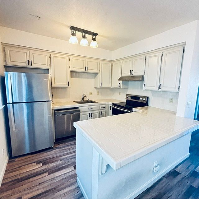 453 Kelly Ave photo 2