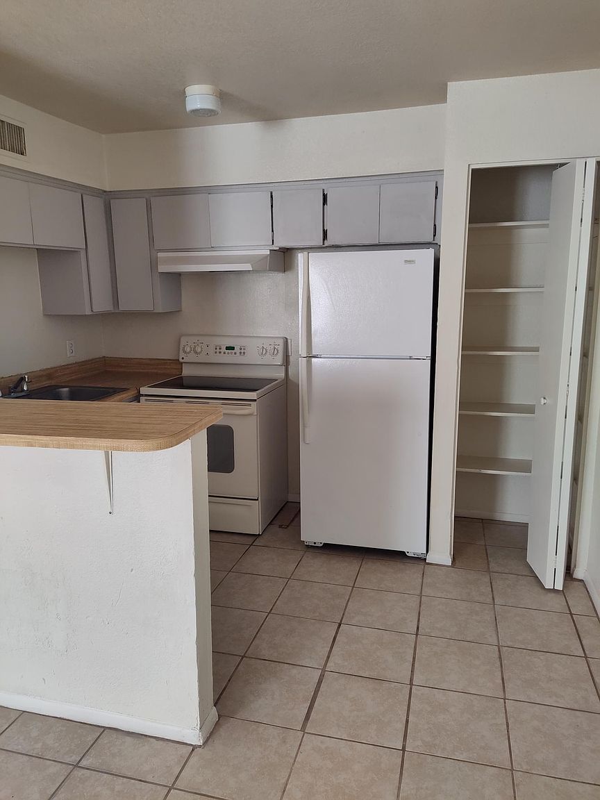 480 E Southern Ave photo 4