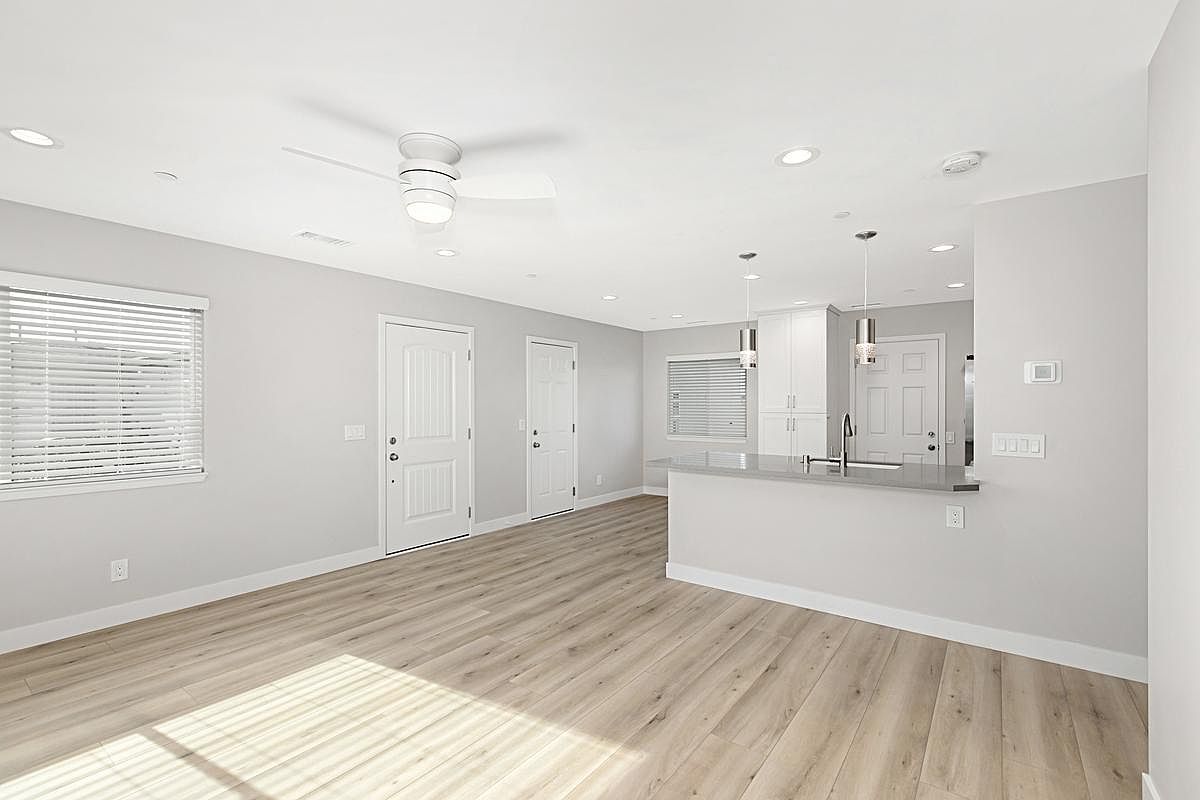 330 Ash Ave photo 4