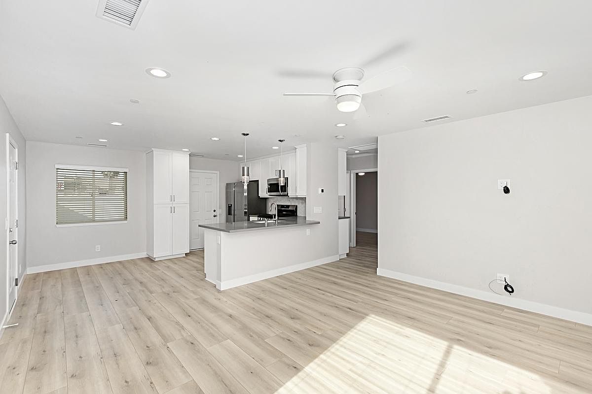 330 Ash Ave photo 5