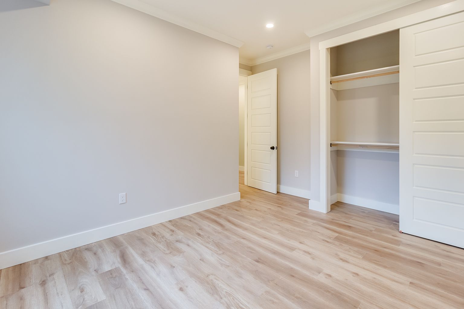 854 Mead Ave photo 4