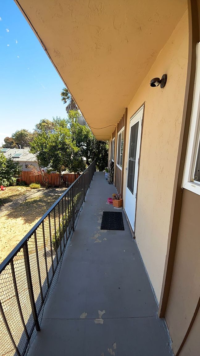 2 beds  1.0 baths (739 sqft) photo 4