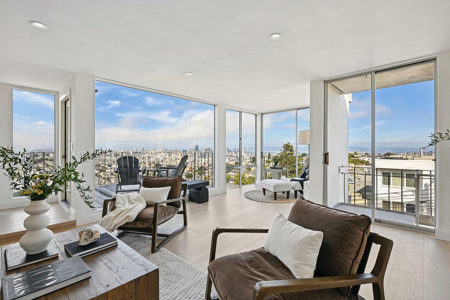 470 Collingwood St photo 2