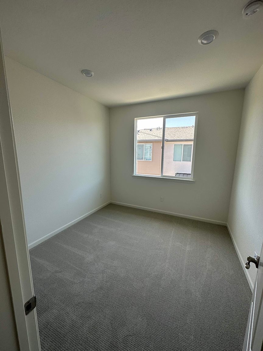 29705 Mission Blvd photo 4