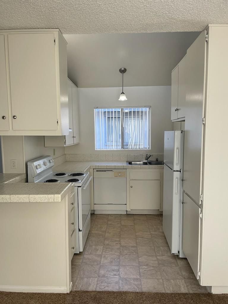 4658 Cherokee Ave photo 2