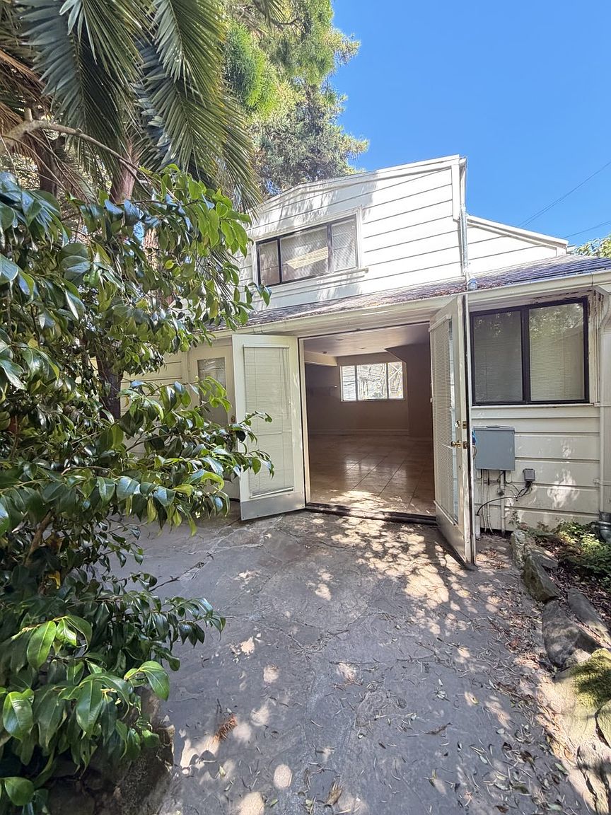 838 Shrader St photo 2