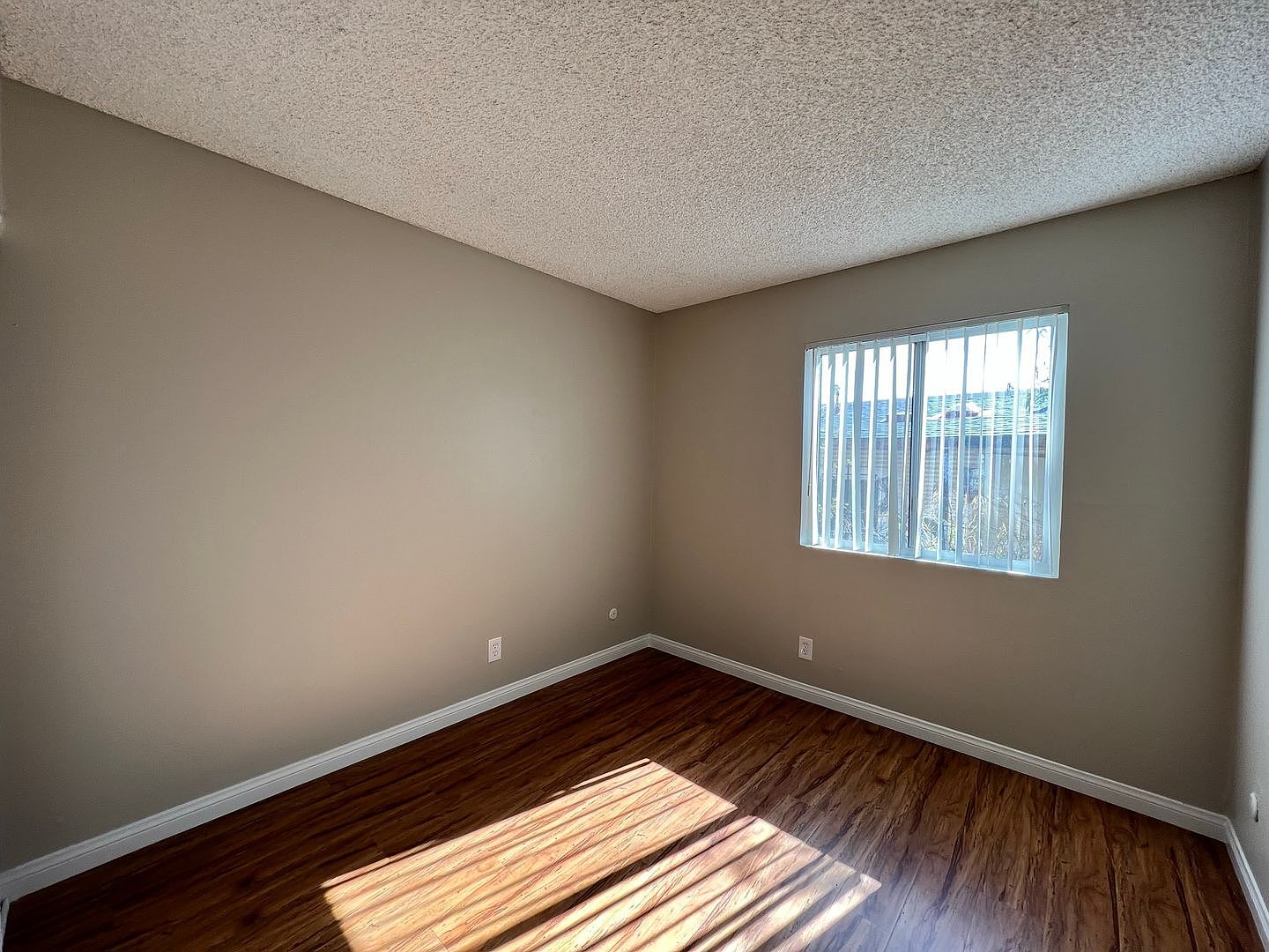 2 beds  1.0 baths photo 4