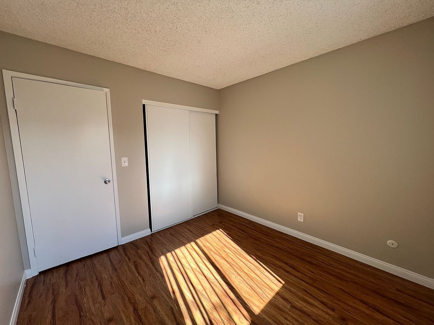 2 beds  1.0 baths photo 3