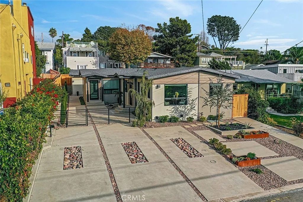 262 Barbara Ave photo 4