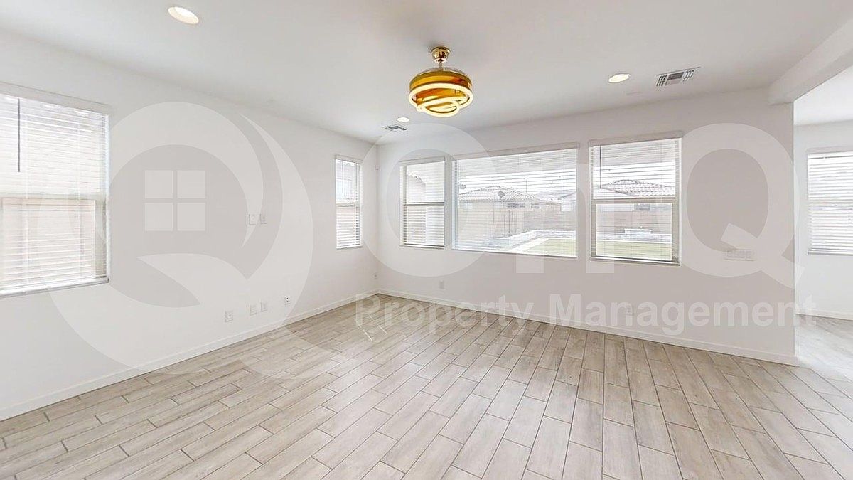 2567 W Hidalgo Ave photo 2
