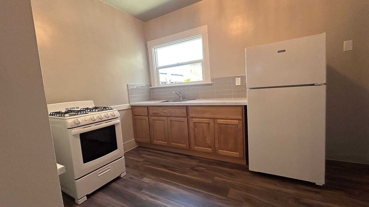 596-582-576-564- E 14th St #&-20 photo 4