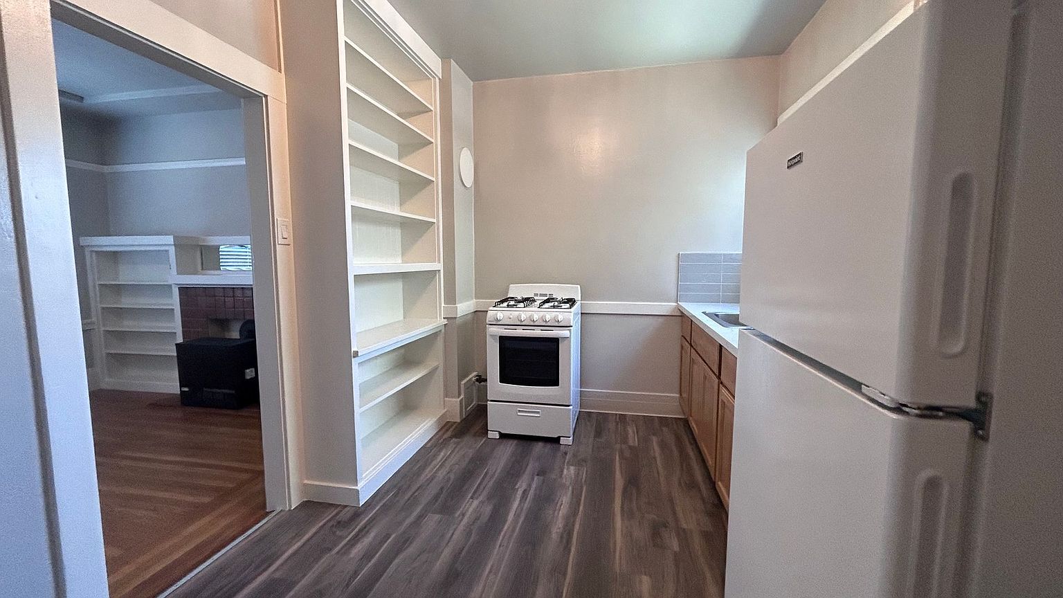 596-582-576-564- E 14th St #&-20 photo 3