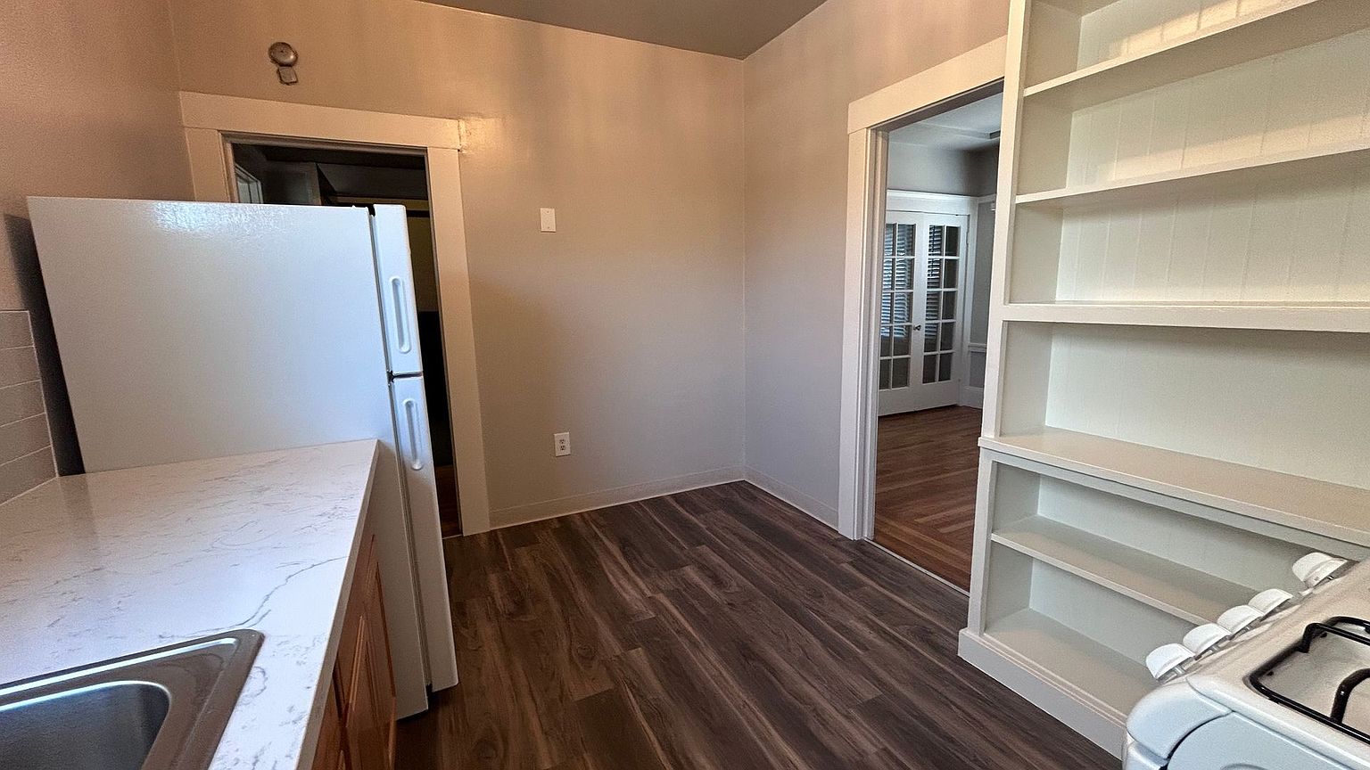596-582-576-564- E 14th St #&-20 photo 5