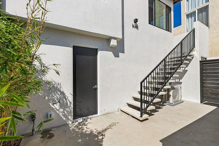 1446 Essex St photo 3