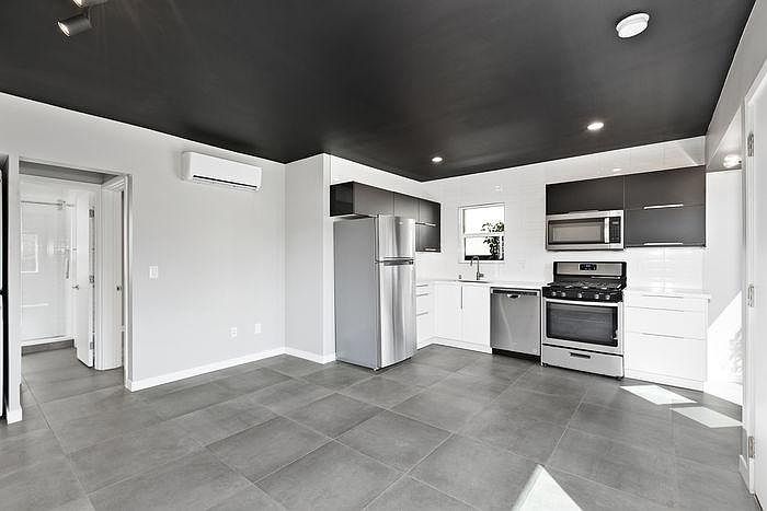 1446 Essex St photo 4