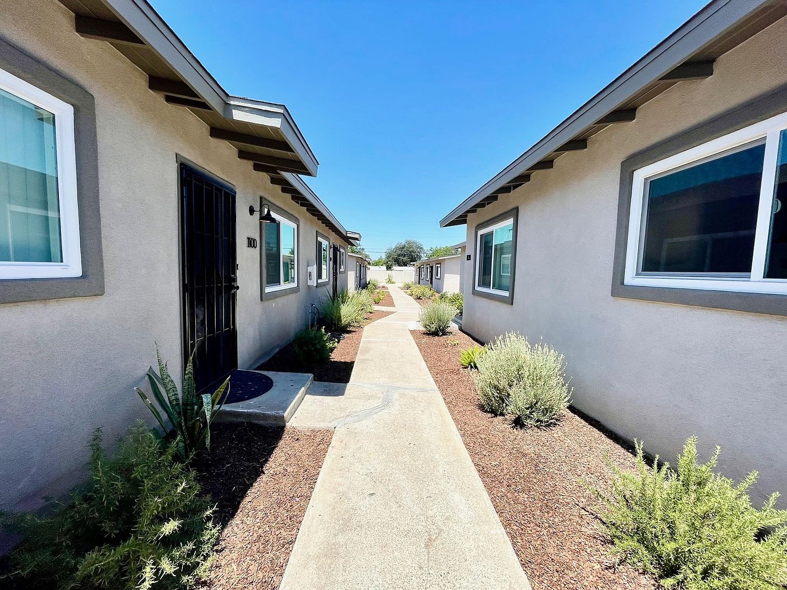 1102 N Mollison Ave photo 2