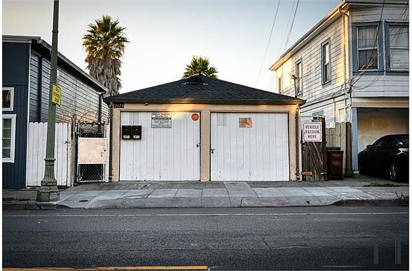 2873 38th Ave photo 2