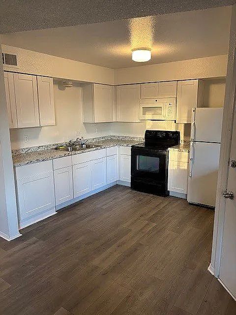 1129 S Farmer Ave photo 3