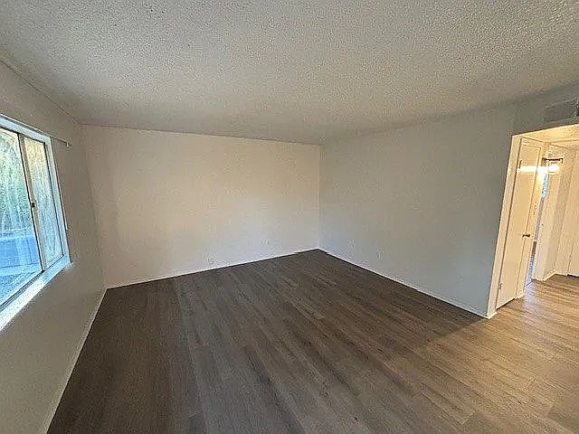 1129 S Farmer Ave photo 4