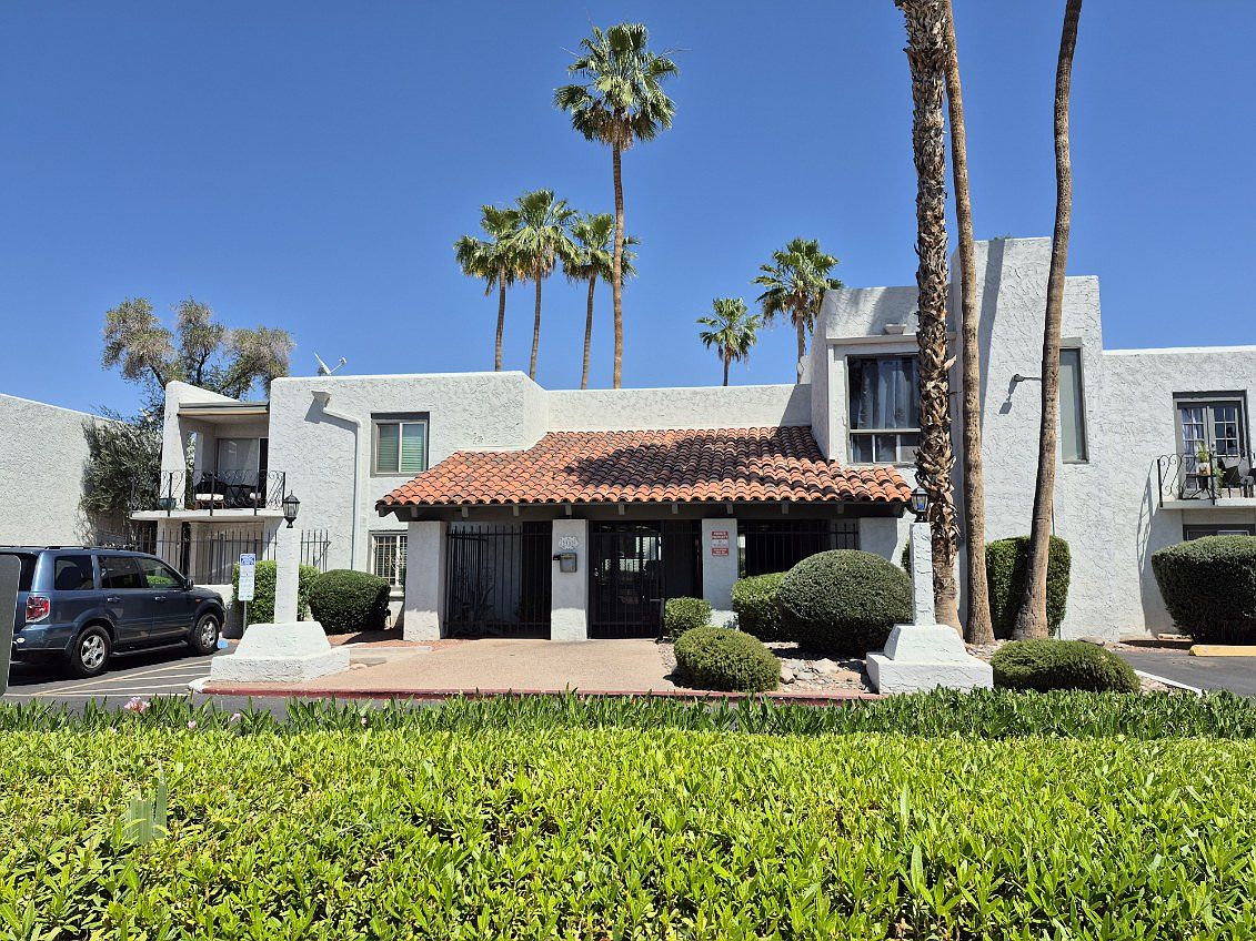 Ciento West photo 2
