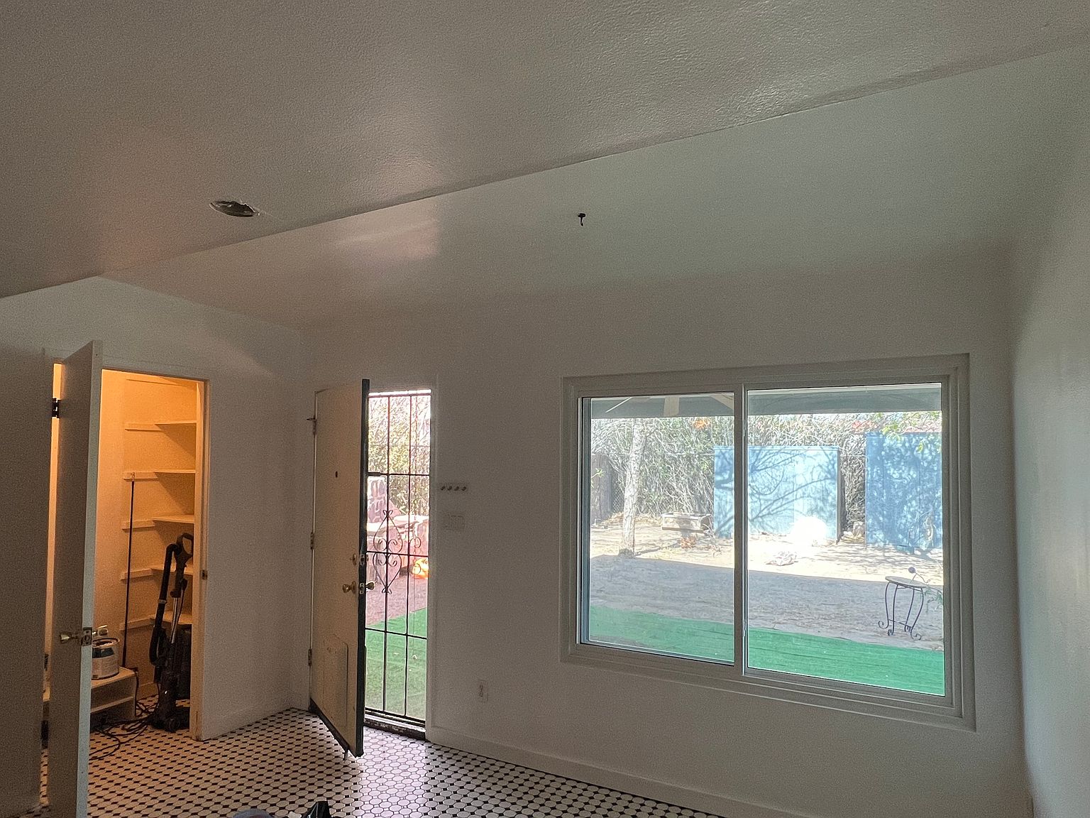 1316 W Mountain View Rd photo 5