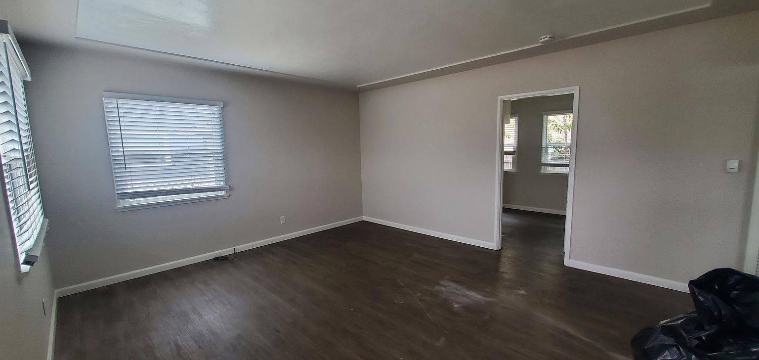 571 Flower St photo 4