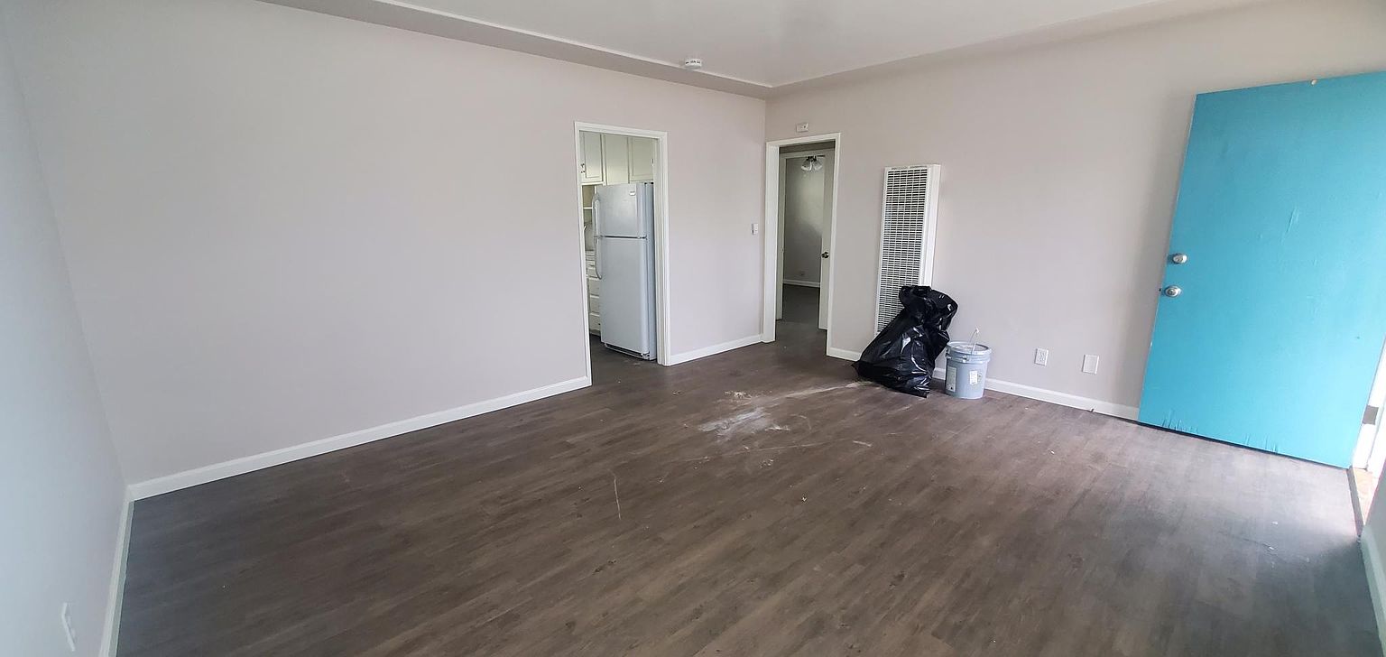 571 Flower St photo 5