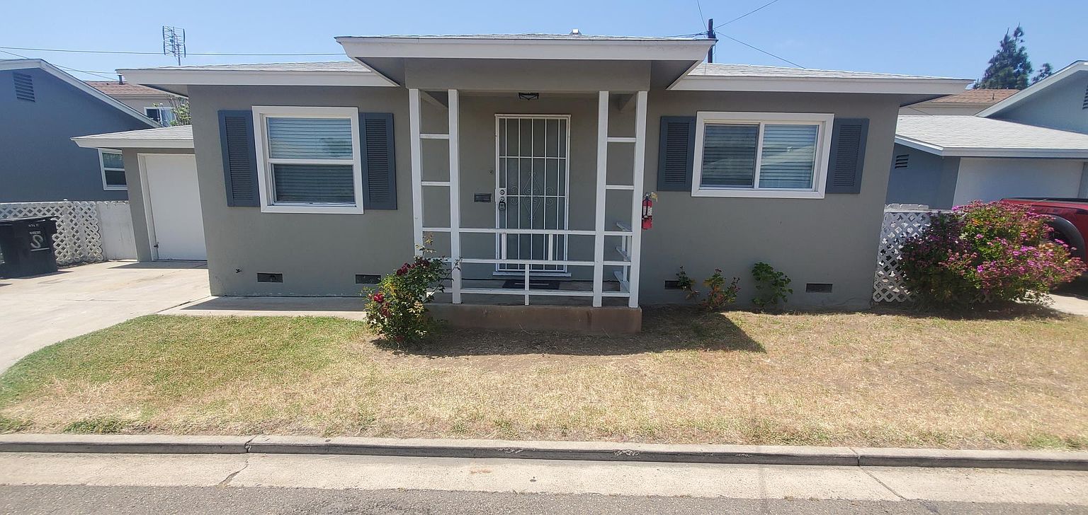571 Flower St photo 2