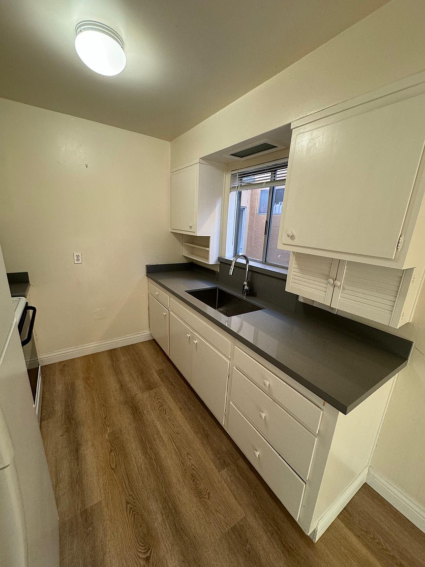2237 Roosevelt Ave photo 3