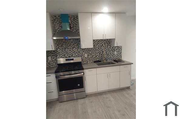 151 Wyandotte Ave photo 3