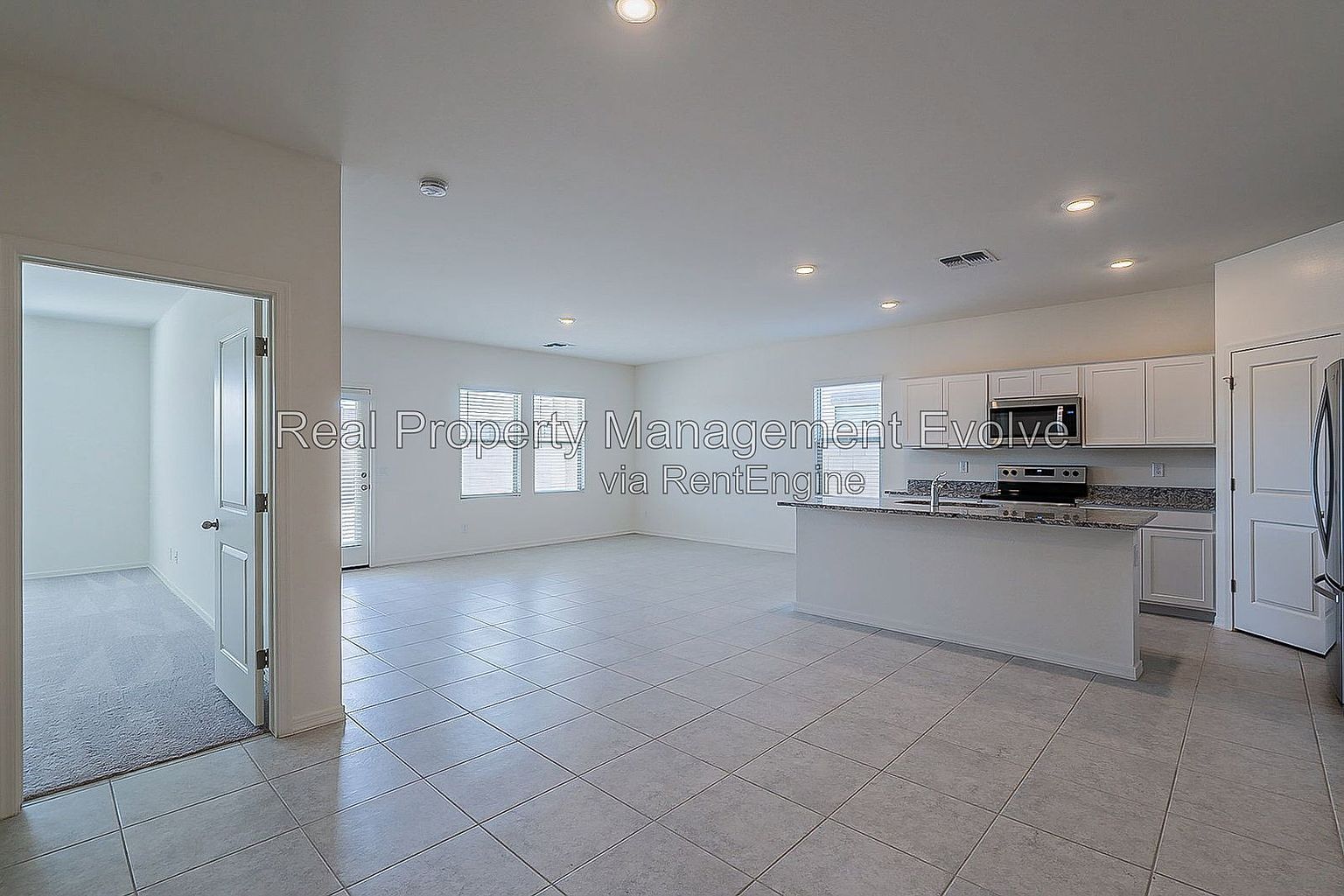 6512 W Magdalena Ln photo 3