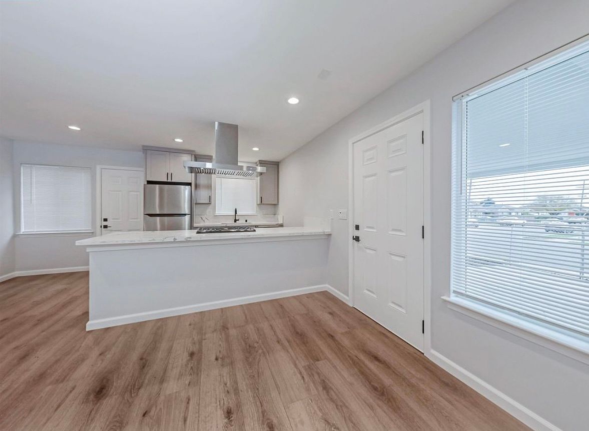 2BR/1BA Apartment on Potrero Ave · Richmond photo 2