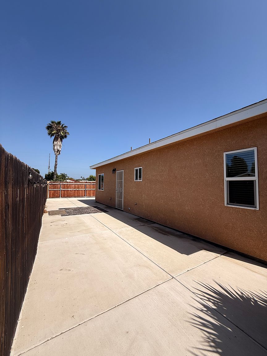 744 Danica Pl photo 3