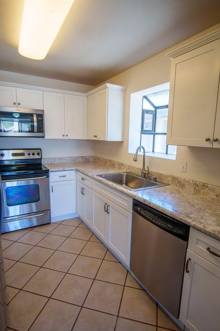 479 Mission Blvd photo 3