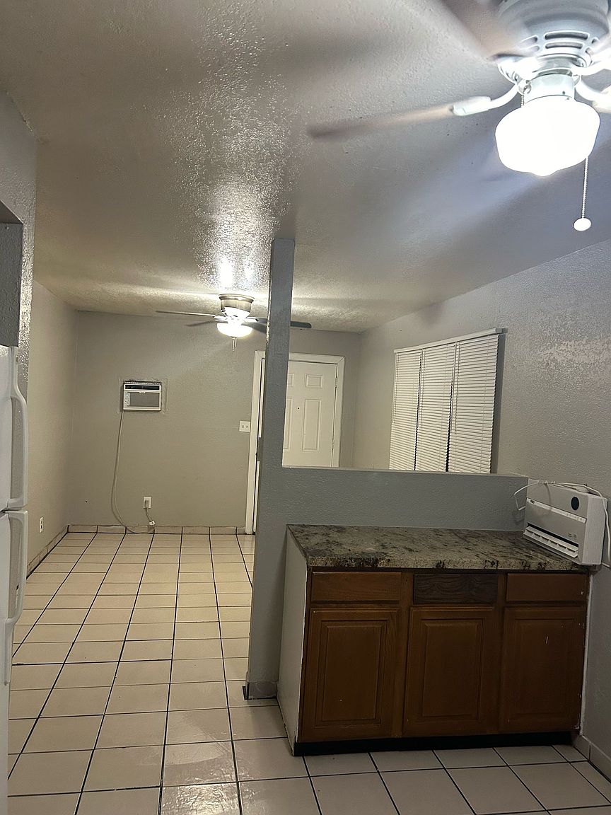 3229 W Melvin St photo 4