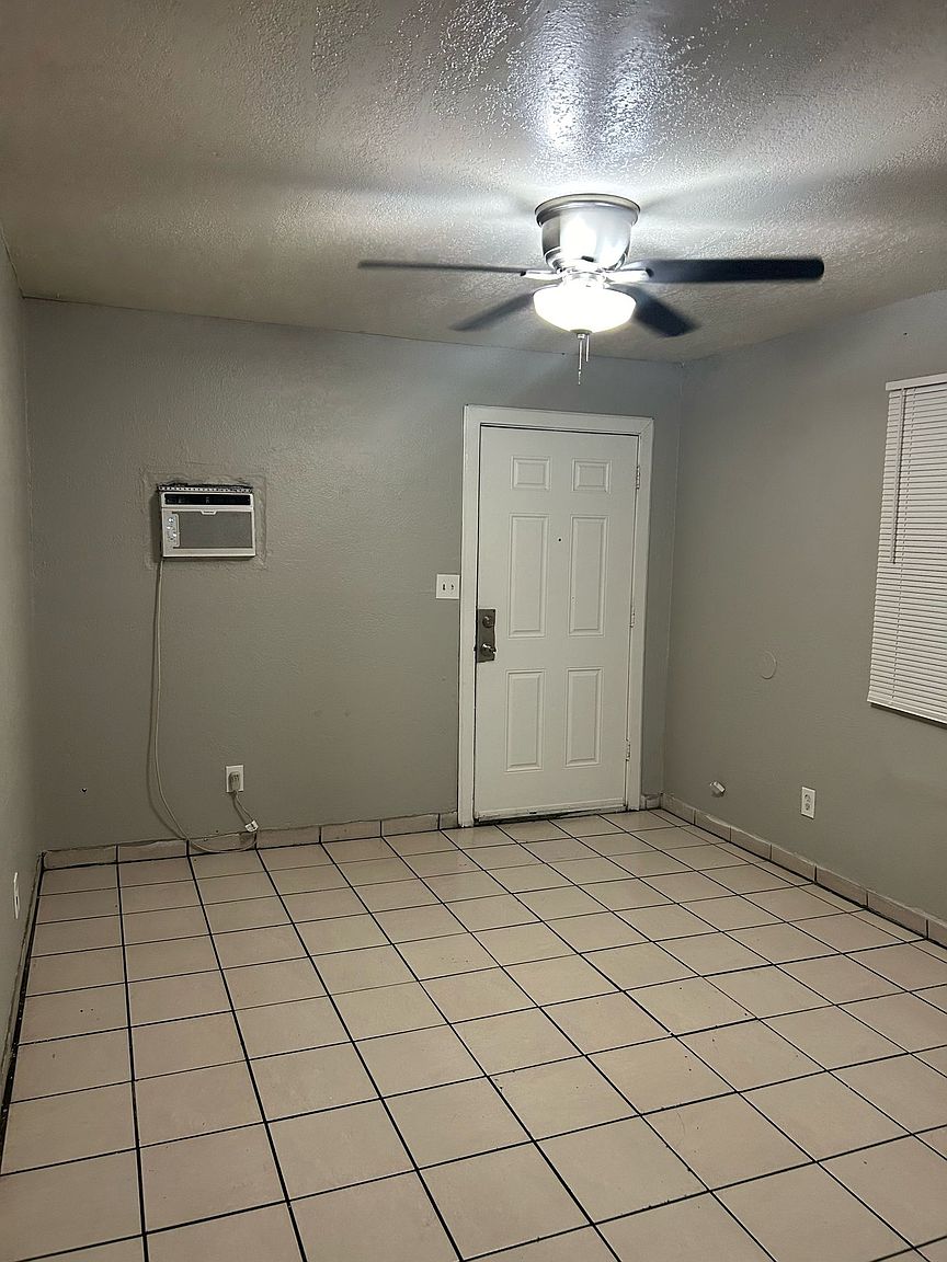 3229 W Melvin St photo 2